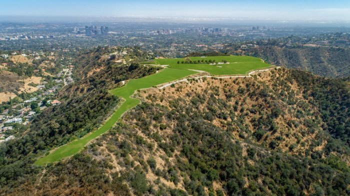 Los angeles against the mountains